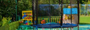 Kąciki dla dzieci w ogrodzie: domek, kącik wspinaczkowy, wodna strefa