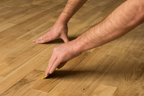 Likwidacja szpar w parkiecie