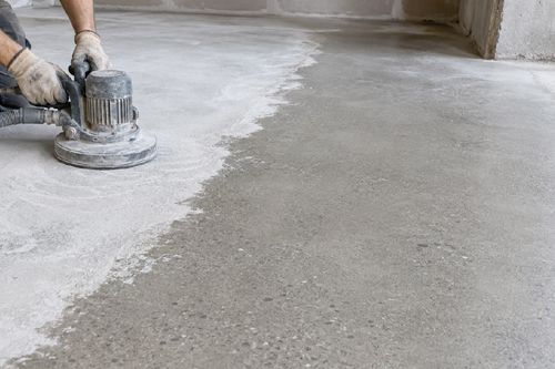 Usuwanie mleczka cementowego z betonowej posadzki przez szlifowanie